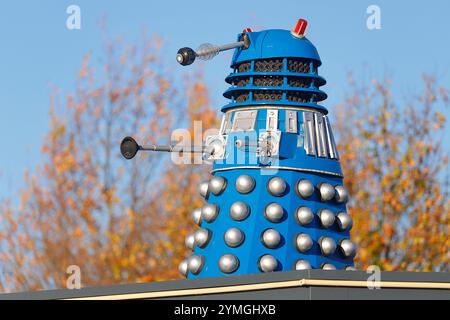 Eine von vielen Dr. Who Dalek Requisiten, die in der Tankstelle und Autowaschanlage im Weltraum an der Hull Road in York, North Yorkshire, Großbritannien, ausgestellt werden Stockfoto