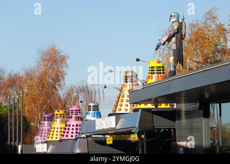 Ein Star Wars Mandalorian & Doctor Who Daleks auf der Tankstelle der Inner Space Stationen in York, North Yorkshire, Großbritannien Stockfoto