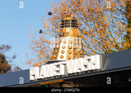 Eine von vielen Dr. Who Dalek Requisiten, die in der Tankstelle und Autowaschanlage im Weltraum an der Hull Road in York, North Yorkshire, Großbritannien, ausgestellt werden Stockfoto