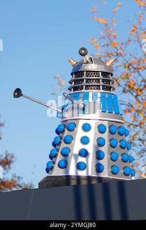 Eine von vielen Dr. Who Dalek Requisiten, die in der Tankstelle und Autowaschanlage im Weltraum an der Hull Road in York, North Yorkshire, Großbritannien, ausgestellt werden Stockfoto