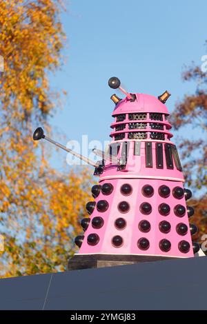 Ein Doctor Who Pink Dalek Filmrequisite an der Tankstelle zum Thema Weltraum an der Hull Road in York, North Yorkshire, Großbritannien Stockfoto