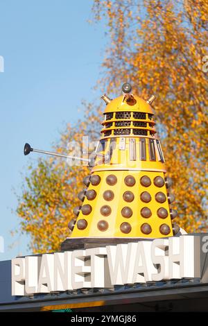 Eine von vielen Dr. Who Dalek Requisiten, die in der Tankstelle und Autowaschanlage im Weltraum an der Hull Road in York, North Yorkshire, Großbritannien, ausgestellt werden Stockfoto