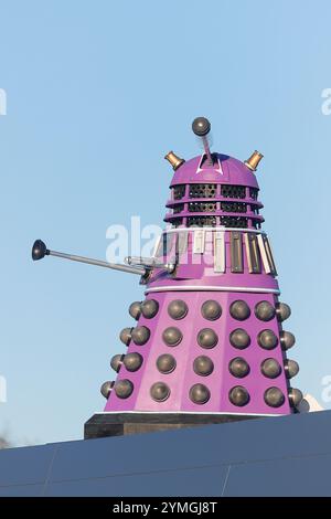 Eine von vielen Dr. Who Dalek Requisiten, die in der Tankstelle und Autowaschanlage im Weltraum an der Hull Road in York, North Yorkshire, Großbritannien, ausgestellt werden Stockfoto