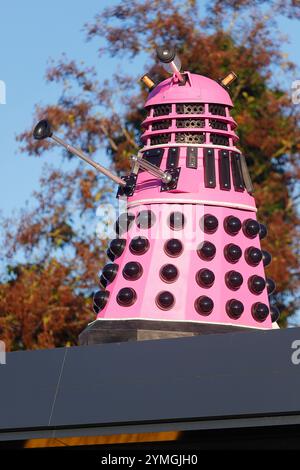 Ein Doctor Who Pink Dalek Filmrequisite an der Tankstelle zum Thema Weltraum an der Hull Road in York, North Yorkshire, Großbritannien Stockfoto