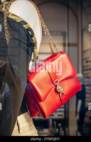 Mailand, Italien - 20. August 2024: Versace rote Tasche in einem Boutique-Fenster auf der berühmten Einkaufsstraße Montenapoleone in Mailand Stockfoto