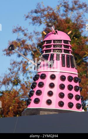 Ein Doctor Who Pink Dalek Filmrequisite an der Tankstelle zum Thema Weltraum an der Hull Road in York, North Yorkshire, Großbritannien Stockfoto