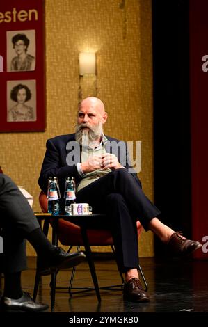 Holger Friedrich beim Bühnengespräch zum Thema Meinungsvielfalt und die Presselandschaft mit Intendant Dr. Daniel Morgenroth und Verleger Holger Friedrich im Großen Saal Haus Görlitz im Gerhart-Hauptmann-Theater Görlitz-Zittau. Görlitz, 21.11.2024. Sachsen *** Holger Friedrich am Bühnenvortrag zum Thema Meinungsvielfalt und Presselandschaft mit dem künstlerischen Leiter Dr. Daniel Morgenroth und dem Verleger Holger Friedrich im Großen Saal Haus Görlitz am Gerhart Hauptmann Theater Görlitz Zittau Görlitz, 21 11 2024 Sachsen Copyright: XMATTHIASxWEHNERTx Stockfoto