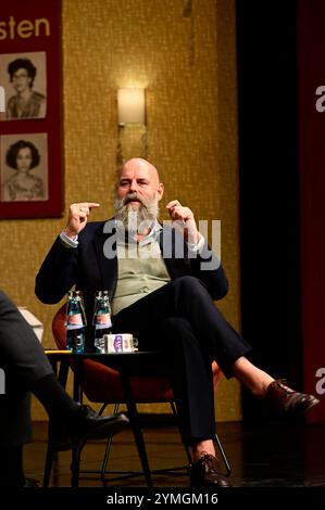 Holger Friedrich beim Bühnengespräch zum Thema Meinungsvielfalt und die Presselandschaft mit Intendant Dr. Daniel Morgenroth und Verleger Holger Friedrich im Großen Saal Haus Görlitz im Gerhart-Hauptmann-Theater Görlitz-Zittau. Görlitz, 21.11.2024. Sachsen *** Holger Friedrich am Bühnenvortrag zum Thema Meinungsvielfalt und Presselandschaft mit dem künstlerischen Leiter Dr. Daniel Morgenroth und dem Verleger Holger Friedrich im Großen Saal Haus Görlitz am Gerhart Hauptmann Theater Görlitz Zittau Görlitz, 21 11 2024 Sachsen Copyright: XMATTHIASxWEHNERTx Stockfoto