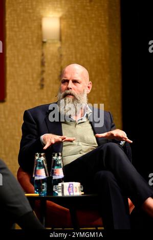 Holger Friedrich beim Bühnengespräch zum Thema Meinungsvielfalt und die Presselandschaft mit Intendant Dr. Daniel Morgenroth und Verleger Holger Friedrich im Großen Saal Haus Görlitz im Gerhart-Hauptmann-Theater Görlitz-Zittau. Görlitz, 21.11.2024. Sachsen *** Holger Friedrich am Bühnenvortrag zum Thema Meinungsvielfalt und Presselandschaft mit dem künstlerischen Leiter Dr. Daniel Morgenroth und dem Verleger Holger Friedrich im Großen Saal Haus Görlitz am Gerhart Hauptmann Theater Görlitz Zittau Görlitz, 21 11 2024 Sachsen Copyright: XMATTHIASxWEHNERTx Stockfoto