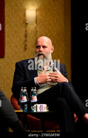 Holger Friedrich beim Bühnengespräch zum Thema Meinungsvielfalt und die Presselandschaft mit Intendant Dr. Daniel Morgenroth und Verleger Holger Friedrich im Großen Saal Haus Görlitz im Gerhart-Hauptmann-Theater Görlitz-Zittau. Görlitz, 21.11.2024. Sachsen *** Holger Friedrich am Bühnenvortrag zum Thema Meinungsvielfalt und Presselandschaft mit dem künstlerischen Leiter Dr. Daniel Morgenroth und dem Verleger Holger Friedrich im Großen Saal Haus Görlitz am Gerhart Hauptmann Theater Görlitz Zittau Görlitz, 21 11 2024 Sachsen Copyright: XMATTHIASxWEHNERTx Stockfoto