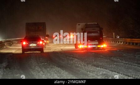 20 cm Neuschnee in 5 Stunden - Schneetief Renate lässt es im Allgäu ordentlich schneien. Der Deutsche Wetterdienst warnt seit dem gesamten Tag vor Unwettern in Süddeutschland. Viele Autofahrer nahmen die Warnungen ernst. Vor allem LKW Fahrer fährt rechtzeitig die Parkplätze an. Auf der A 7 zwischen Kempten und Füssen lag der Schnee auf der Autobahn bis zu 10 cm hoch. Nur vereinzelt bleiben Fahrzeuge liegen. Der Winterdienst war im Dauereinsatz. Ein Wintermärchen und pure Lust auf weiße Weinachten gab es es in Markt Nesselwang. Auf 867 Meter über Null lagen um Mitternacht 20 cm Neuschnee. Der Wir Stockfoto