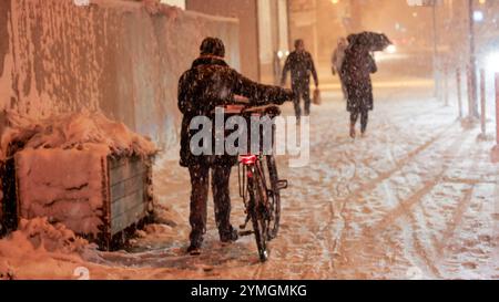 20 cm Neuschnee in 5 Stunden - Schneetief Renate lässt es im Allgäu ordentlich schneien. Der Deutsche Wetterdienst warnt seit dem gesamten Tag vor Unwettern in Süddeutschland. Viele Autofahrer nahmen die Warnungen ernst. Vor allem LKW Fahrer fährt rechtzeitig die Parkplätze an. Auf der A 7 zwischen Kempten und Füssen lag der Schnee auf der Autobahn bis zu 10 cm hoch. Nur vereinzelt bleiben Fahrzeuge liegen. Der Winterdienst war im Dauereinsatz. Ein Wintermärchen und pure Lust auf weiße Weinachten gab es es in Markt Nesselwang. Auf 867 Meter über Null lagen um Mitternacht 20 cm Neuschnee. Der Wir Stockfoto