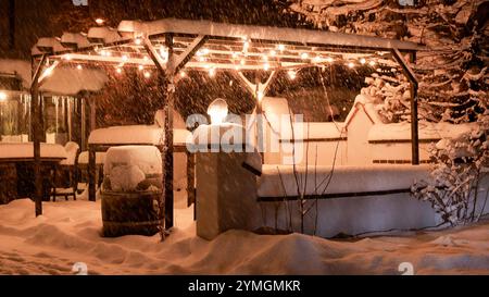 20 cm Neuschnee in 5 Stunden - Schneetief Renate lässt es im Allgäu ordentlich schneien. Der Deutsche Wetterdienst warnt seit dem gesamten Tag vor Unwettern in Süddeutschland. Viele Autofahrer nahmen die Warnungen ernst. Vor allem LKW Fahrer fährt rechtzeitig die Parkplätze an. Auf der A 7 zwischen Kempten und Füssen lag der Schnee auf der Autobahn bis zu 10 cm hoch. Nur vereinzelt bleiben Fahrzeuge liegen. Der Winterdienst war im Dauereinsatz. Ein Wintermärchen und pure Lust auf weiße Weinachten gab es es in Markt Nesselwang. Auf 867 Meter über Null lagen um Mitternacht 20 cm Neuschnee. Der Wir Stockfoto