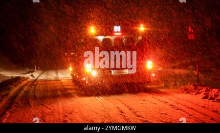 20 cm Neuschnee in 5 Stunden - Schneetief Renate lässt es im Allgäu ordentlich schneien. Der Deutsche Wetterdienst warnt seit dem gesamten Tag vor Unwettern in Süddeutschland. Viele Autofahrer nahmen die Warnungen ernst. Vor allem LKW Fahrer fährt rechtzeitig die Parkplätze an. Auf der A 7 zwischen Kempten und Füssen lag der Schnee auf der Autobahn bis zu 10 cm hoch. Nur vereinzelt bleiben Fahrzeuge liegen. Der Winterdienst war im Dauereinsatz. Ein Wintermärchen und pure Lust auf weiße Weinachten gab es es in Markt Nesselwang. Auf 867 Meter über Null lagen um Mitternacht 20 cm Neuschnee. Der Wir Stockfoto