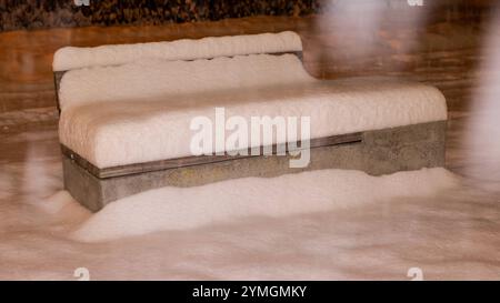 20 cm Neuschnee in 5 Stunden - Schneetief Renate lässt es im Allgäu ordentlich schneien. Der Deutsche Wetterdienst warnt seit dem gesamten Tag vor Unwettern in Süddeutschland. Viele Autofahrer nahmen die Warnungen ernst. Vor allem LKW Fahrer fährt rechtzeitig die Parkplätze an. Auf der A 7 zwischen Kempten und Füssen lag der Schnee auf der Autobahn bis zu 10 cm hoch. Nur vereinzelt bleiben Fahrzeuge liegen. Der Winterdienst war im Dauereinsatz. Ein Wintermärchen und pure Lust auf weiße Weinachten gab es es in Markt Nesselwang. Auf 867 Meter über Null lagen um Mitternacht 20 cm Neuschnee. Der Wir Stockfoto