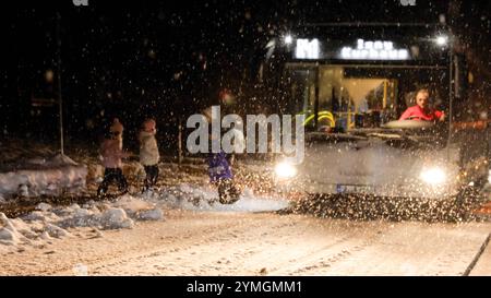 20 cm Neuschnee in 5 Stunden - Schneetief Renate lässt es im Allgäu ordentlich schneien. Der Deutsche Wetterdienst warnt seit dem gesamten Tag vor Unwettern in Süddeutschland. Viele Autofahrer nahmen die Warnungen ernst. Vor allem LKW Fahrer fährt rechtzeitig die Parkplätze an. Auf der A 7 zwischen Kempten und Füssen lag der Schnee auf der Autobahn bis zu 10 cm hoch. Nur vereinzelt bleiben Fahrzeuge liegen. Der Winterdienst war im Dauereinsatz. Ein Wintermärchen und pure Lust auf weiße Weinachten gab es es in Markt Nesselwang. Auf 867 Meter über Null lagen um Mitternacht 20 cm Neuschnee. Der Wir Stockfoto