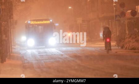 20 cm Neuschnee in 5 Stunden - Schneetief Renate lässt es im Allgäu ordentlich schneien. Der Deutsche Wetterdienst warnt seit dem gesamten Tag vor Unwettern in Süddeutschland. Viele Autofahrer nahmen die Warnungen ernst. Vor allem LKW Fahrer fährt rechtzeitig die Parkplätze an. Auf der A 7 zwischen Kempten und Füssen lag der Schnee auf der Autobahn bis zu 10 cm hoch. Nur vereinzelt bleiben Fahrzeuge liegen. Der Winterdienst war im Dauereinsatz. Ein Wintermärchen und pure Lust auf weiße Weinachten gab es es in Markt Nesselwang. Auf 867 Meter über Null lagen um Mitternacht 20 cm Neuschnee. Der Wir Stockfoto