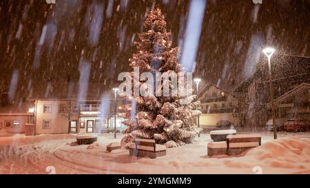 20 cm Neuschnee in 5 Stunden - Schneetief Renate lässt es im Allgäu ordentlich schneien. Der Deutsche Wetterdienst warnt seit dem gesamten Tag vor Unwettern in Süddeutschland. Viele Autofahrer nahmen die Warnungen ernst. Vor allem LKW Fahrer fährt rechtzeitig die Parkplätze an. Auf der A 7 zwischen Kempten und Füssen lag der Schnee auf der Autobahn bis zu 10 cm hoch. Nur vereinzelt bleiben Fahrzeuge liegen. Der Winterdienst war im Dauereinsatz. Ein Wintermärchen und pure Lust auf weiße Weinachten gab es es in Markt Nesselwang. Auf 867 Meter über Null lagen um Mitternacht 20 cm Neuschnee. Der Wir Stockfoto