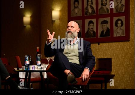 Holger Friedrich beim Bühnengespräch zum Thema Meinungsvielfalt und die Presselandschaft mit Intendant Dr. Daniel Morgenroth und Verleger Holger Friedrich im Großen Saal Haus Görlitz im Gerhart-Hauptmann-Theater Görlitz-Zittau. Görlitz, 21.11.2024. Sachsen *** Holger Friedrich am Bühnenvortrag zum Thema Meinungsvielfalt und Presselandschaft mit dem künstlerischen Leiter Dr. Daniel Morgenroth und dem Verleger Holger Friedrich im Großen Saal Haus Görlitz am Gerhart Hauptmann Theater Görlitz Zittau Görlitz, 21 11 2024 Sachsen Copyright: XMATTHIASxWEHNERTx Stockfoto