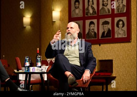 Holger Friedrich beim Bühnengespräch zum Thema Meinungsvielfalt und die Presselandschaft mit Intendant Dr. Daniel Morgenroth und Verleger Holger Friedrich im Großen Saal Haus Görlitz im Gerhart-Hauptmann-Theater Görlitz-Zittau. Görlitz, 21.11.2024. Sachsen *** Holger Friedrich am Bühnenvortrag zum Thema Meinungsvielfalt und Presselandschaft mit dem künstlerischen Leiter Dr. Daniel Morgenroth und dem Verleger Holger Friedrich im Großen Saal Haus Görlitz am Gerhart Hauptmann Theater Görlitz Zittau Görlitz, 21 11 2024 Sachsen Copyright: XMATTHIASxWEHNERTx Stockfoto