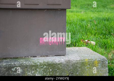 Antigravitationsschild auf einem Stromkasten in der Jepson Street in Niagara Falls, Ontario, Kanada Stockfoto