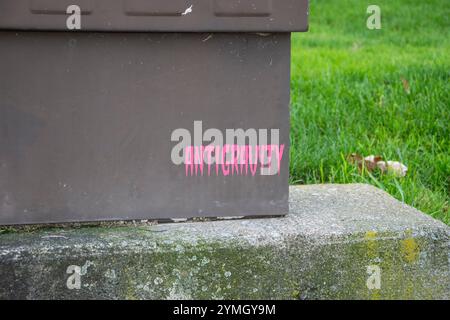 Antigravitationsschild auf einem Stromkasten in der Jepson Street in Niagara Falls, Ontario, Kanada Stockfoto