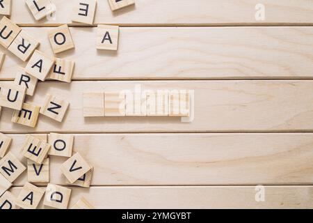 Holzbrett mit einem Haufen Holzbuchstaben darauf. Vorstellung von Wärme und Zuneigung Stockfoto