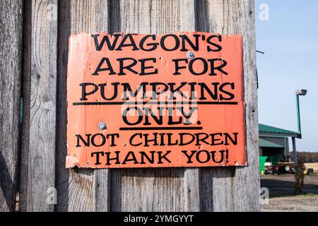 Wagons für Kürbisse sind nur auf der Warner Ranch und Pumpkin Farm an der Schisler Road in Niagara Falls, Ontario, Kanada, ausgeschildert Stockfoto