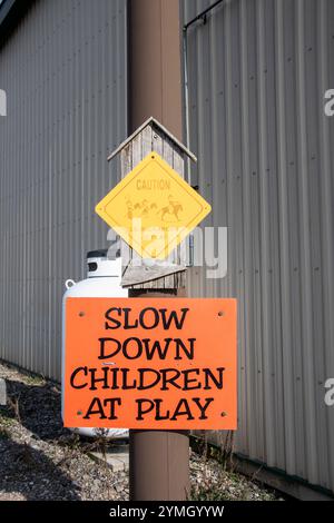 Warnschild Kinder beim Spielen auf der Warner Ranch und der Pumpkin Farm an der Schisler Road in Niagara Falls, Ontario, Kanada Stockfoto