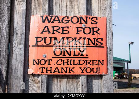 Wagons für Kürbisse sind nur auf der Warner Ranch und Pumpkin Farm an der Schisler Road in Niagara Falls, Ontario, Kanada, ausgeschildert Stockfoto