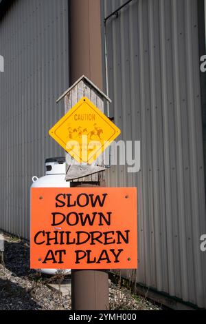 Warnschild Kinder beim Spielen auf der Warner Ranch und der Pumpkin Farm an der Schisler Road in Niagara Falls, Ontario, Kanada Stockfoto