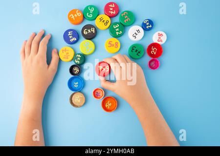 Lerne die Multiplikationstabellen auf interaktive Weise, kostenlose Multiplikationstabellen für Mathematik für die 2. Und 3. Klasse. Flaschenverschlüsse mit Multiplikation exe Stockfoto