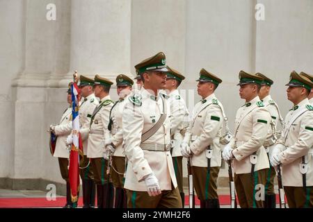 Santiago, Rm, Chile. November 2024. Carabineros von Chile, Garde des Palastes La Moneda. (Kreditbild: © Francisco Arias/ZUMA Press Wire) NUR REDAKTIONELLE VERWENDUNG! Nicht für kommerzielle ZWECKE! Stockfoto