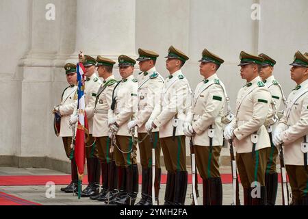 Santiago, Rm, Chile. November 2024. Carabineros von Chile, Garde des Palastes La Moneda. (Kreditbild: © Francisco Arias/ZUMA Press Wire) NUR REDAKTIONELLE VERWENDUNG! Nicht für kommerzielle ZWECKE! Stockfoto