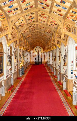 Windsor Castle, Großbritannien 21. November 2024. Die Besucher der State Apartments von Windsor Castle werden von prächtigen Weihnachtsvorführungen begrüßt. Der Höhepunkt der diesjährigen Ausstellung sind die 20 Fuß hohe Nordmann-Tanne in der St. George's Hall, die hier zu sehen ist, und ein wunderschön dekorierter Weihnachtsbaum im Crimson Drawing Room Stockfoto