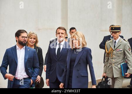 Santiago, Rm, Chile. November 2024. Der französische Präsident Emmanuel Macron beginnt seinen Besuch in Chile und wird im La Moneda Palast zur Protokollzeremonie unter Leitung des Präsidenten der Republik Gabriel Boric Font empfangen. Und wird mit militärischen Ehren vom PräsidentenEscort-Regiment Nr. 1 Grenadiers und der Palastwache empfangen. Darüber hinaus werden beide Präsidenten die Unterzeichnung des Memorandum of Understanding über strategische Zusammenarbeit zur Schaffung des französisch-chilenischen Binationalen Zentrums für künstliche Intelligenz zwischen dem Ministerium für Wissenschaft, Technologie, Wissen und in leiten Stockfoto