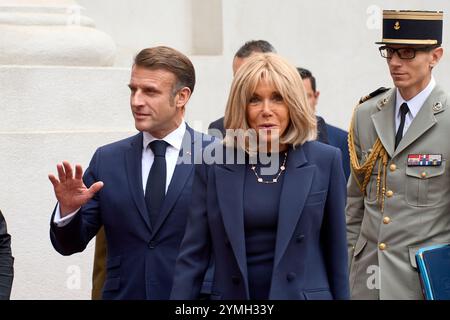 Santiago, Rm, Chile. November 2024. Der französische Präsident Emmanuel Macron beginnt seinen Besuch in Chile und wird im La Moneda Palast zur Protokollzeremonie unter Leitung des Präsidenten der Republik Gabriel Boric Font empfangen. Und wird mit militärischen Ehren vom PräsidentenEscort-Regiment Nr. 1 Grenadiers und der Palastwache empfangen. Darüber hinaus werden beide Präsidenten die Unterzeichnung des Memorandum of Understanding über strategische Zusammenarbeit zur Schaffung des französisch-chilenischen Binationalen Zentrums für künstliche Intelligenz zwischen dem Ministerium für Wissenschaft, Technologie, Wissen und in leiten Stockfoto