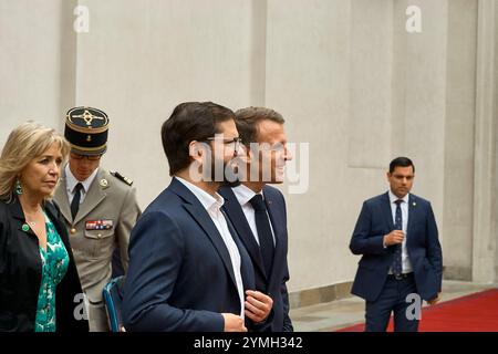 Santiago, Rm, Chile. November 2024. Der französische Präsident Emmanuel Macron beginnt seinen Besuch in Chile und wird im La Moneda Palast zur Protokollzeremonie unter Leitung des Präsidenten der Republik Gabriel Boric Font empfangen. Und wird mit militärischen Ehren vom PräsidentenEscort-Regiment Nr. 1 Grenadiers und der Palastwache empfangen. Darüber hinaus werden beide Präsidenten die Unterzeichnung des Memorandum of Understanding über strategische Zusammenarbeit zur Schaffung des französisch-chilenischen Binationalen Zentrums für künstliche Intelligenz zwischen dem Ministerium für Wissenschaft, Technologie, Wissen und in leiten Stockfoto