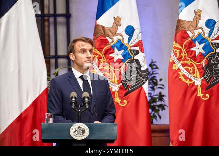 Santiago, Rm, Chile. November 2024. Der französische Präsident Emmanuel Macron beginnt seinen Besuch in Chile und wird im La Moneda Palast zur Protokollzeremonie unter Leitung des Präsidenten der Republik Gabriel Boric Font empfangen. Und wird mit militärischen Ehren vom PräsidentenEscort-Regiment Nr. 1 Grenadiers und der Palastwache empfangen. Darüber hinaus werden beide Präsidenten die Unterzeichnung des Memorandum of Understanding über strategische Zusammenarbeit zur Schaffung des französisch-chilenischen Binationalen Zentrums für künstliche Intelligenz zwischen dem Ministerium für Wissenschaft, Technologie, Wissen und in leiten Stockfoto