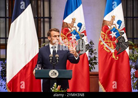 Santiago, Rm, Chile. November 2024. Der französische Präsident Emmanuel Macron beginnt seinen Besuch in Chile und wird im La Moneda Palast zur Protokollzeremonie unter Leitung des Präsidenten der Republik Gabriel Boric Font empfangen. Und wird mit militärischen Ehren vom PräsidentenEscort-Regiment Nr. 1 Grenadiers und der Palastwache empfangen. Darüber hinaus werden beide Präsidenten die Unterzeichnung des Memorandum of Understanding über strategische Zusammenarbeit zur Schaffung des französisch-chilenischen Binationalen Zentrums für künstliche Intelligenz zwischen dem Ministerium für Wissenschaft, Technologie, Wissen und in leiten Stockfoto