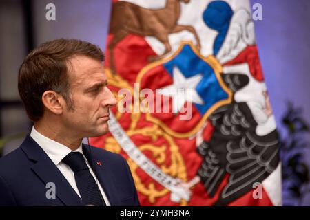 Santiago, Rm, Chile. November 2024. Der französische Präsident Emmanuel Macron beginnt seinen Besuch in Chile und wird im La Moneda Palast zur Protokollzeremonie unter Leitung des Präsidenten der Republik Gabriel Boric Font empfangen. Und wird mit militärischen Ehren vom PräsidentenEscort-Regiment Nr. 1 Grenadiers und der Palastwache empfangen. Darüber hinaus werden beide Präsidenten die Unterzeichnung des Memorandum of Understanding über strategische Zusammenarbeit zur Schaffung des französisch-chilenischen Binationalen Zentrums für künstliche Intelligenz zwischen dem Ministerium für Wissenschaft, Technologie, Wissen und in leiten Stockfoto