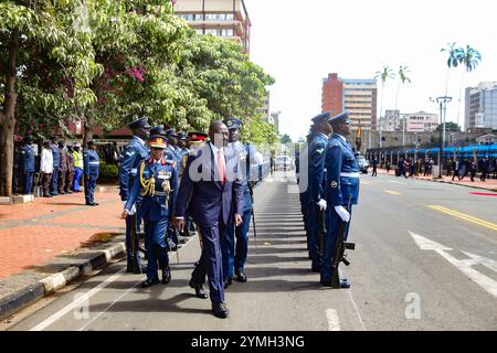 Nairobi, Kenia. November 2024. Der kenianische Präsident William Ruto (C) inspiziert bei seiner Ankunft im Parlamentsgebäude eine Ehrengarde, die von Beamten der kenianischen Luftwaffe aufgestellt wurde. Während er sich an die Nation wandte, kündigte der kenianische Präsident an, den kürzlich unterzeichneten 30-Jahres-Vertrag mit der indischen Adani Group abzubrechen, einschließlich der laufenden Pläne für Adanis Übernahme des Jomo Kenyatta International Airport (JKIA). Dies geschah nach der Anklage des Gründers in den Vereinigten Staaten wegen Bestechung und Betrug. Quelle: SOPA Images Limited/Alamy Live News Stockfoto