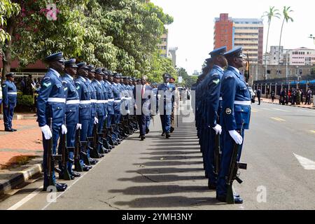 Nairobi, Kenia. November 2024. Der kenianische Präsident William Ruto (C) inspiziert bei seiner Ankunft im Parlamentsgebäude eine Ehrengarde, die von Beamten der kenianischen Luftwaffe aufgestellt wurde. Während er sich an die Nation wandte, kündigte der kenianische Präsident an, den kürzlich unterzeichneten 30-Jahres-Vertrag mit der indischen Adani Group abzubrechen, einschließlich der laufenden Pläne für Adanis Übernahme des Jomo Kenyatta International Airport (JKIA). Dies geschah nach der Anklage des Gründers in den Vereinigten Staaten wegen Bestechung und Betrug. Quelle: SOPA Images Limited/Alamy Live News Stockfoto