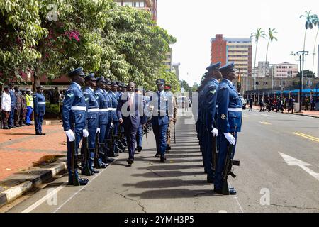 Nairobi, Kenia. November 2024. Der kenianische Präsident William Ruto (C) inspiziert bei seiner Ankunft im Parlamentsgebäude eine Ehrengarde, die von Beamten der kenianischen Luftwaffe aufgestellt wurde. Während er sich an die Nation wandte, kündigte der kenianische Präsident an, den kürzlich unterzeichneten 30-Jahres-Vertrag mit der indischen Adani Group abzubrechen, einschließlich der laufenden Pläne für Adanis Übernahme des Jomo Kenyatta International Airport (JKIA). Dies geschah nach der Anklage des Gründers in den Vereinigten Staaten wegen Bestechung und Betrug. Quelle: SOPA Images Limited/Alamy Live News Stockfoto