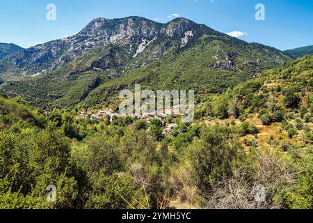 Das malerische Dorf Nedousa in Messinia, Griechenland, umgeben von üppigem Grün und vor der Kulisse der zerklüfteten Taygetos Berge. Stockfoto