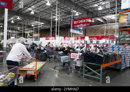 Bilder eines belebten Costco Stores mit Außenbereich, Eingangs- und Kassenbereich, in dem Kunden und Wagen in Aktion gehalten werden. Stockfoto