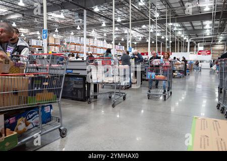 Bilder eines belebten Costco Stores mit Außenbereich, Eingangs- und Kassenbereich, in dem Kunden und Wagen in Aktion gehalten werden. Stockfoto