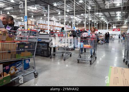 Bilder eines belebten Costco Stores mit Außenbereich, Eingangs- und Kassenbereich, in dem Kunden und Wagen in Aktion gehalten werden. Stockfoto