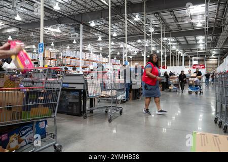 Bilder eines belebten Costco Stores mit Außenbereich, Eingangs- und Kassenbereich, in dem Kunden und Wagen in Aktion gehalten werden. Stockfoto