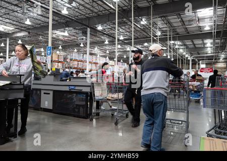 Bilder eines belebten Costco Stores mit Außenbereich, Eingangs- und Kassenbereich, in dem Kunden und Wagen in Aktion gehalten werden. Stockfoto